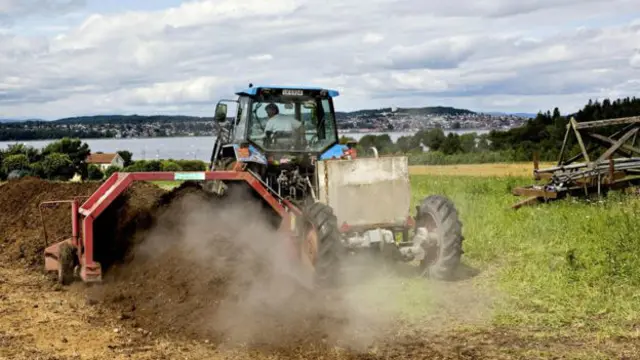 Os prisioneiros da ilha-prisão de Bastoey trabalham em uma propriedade rural