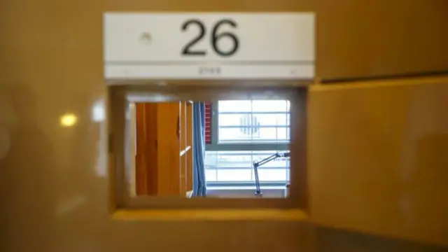 Guardas podem observar os presos por meio de aberturas nas portas das celas