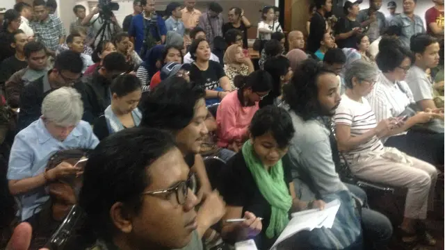 Setelah pelarangan, pemutaran film yang asalnya akan dilakukan di Goethe Institute pindah ke gedung Komnas HAM dan ramai dihadiri orang.