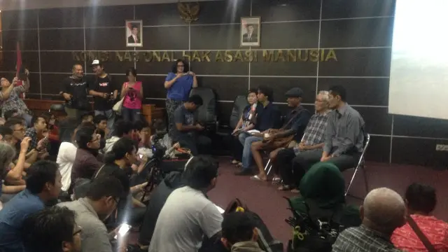Sebelum film diputar, digelar konferensi pers terhadap aksi pembatalan pemutaran oleh polisi atas dasar keamanan.