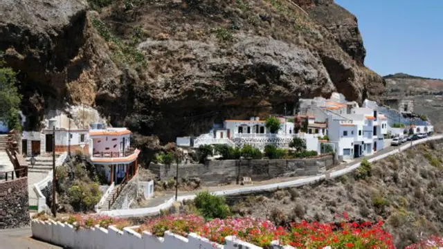 No vilarejo de Artenara, alguns moradores ainda vivem em casas montadas em cavernas