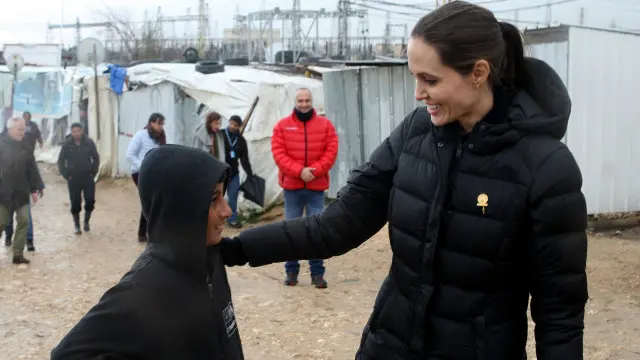 اداکارہ ایجلینا جولی ایک پناہ گزین کیمپ میں