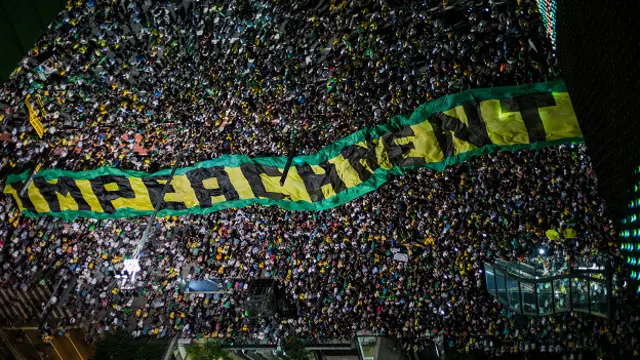 Uno de los letreros en las protestas de Sao Paulo dicen "impeachment"