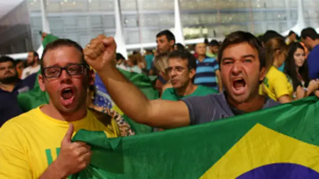 Manifestantes frente al palacio presidencial en Brasilia
