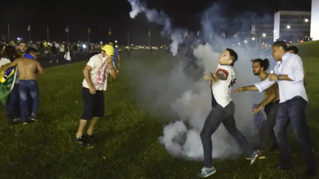 示威者反将催泪弹投回向防暴警察