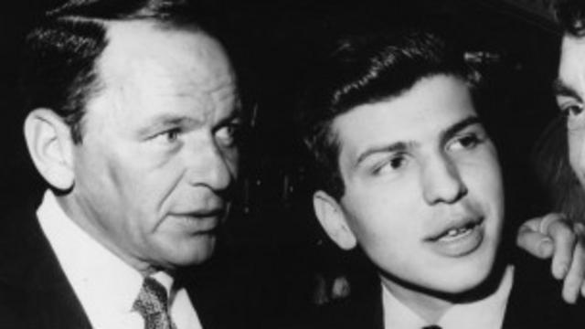 Frank Sinatra junto a su hijo, Frank Sinatra Jr, en 1963