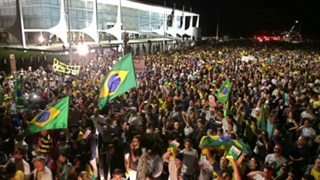 تصمیم رئیس جمهوری تظاهرات گسترده‌ای را در پی آورده است