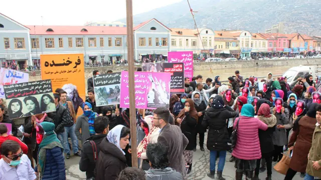 مدني فعالانو له ځانونو سره د تاوتریخوالي ضد شعارونه او د ځینو وژل شویو کسانو انځورونه لېږدول.