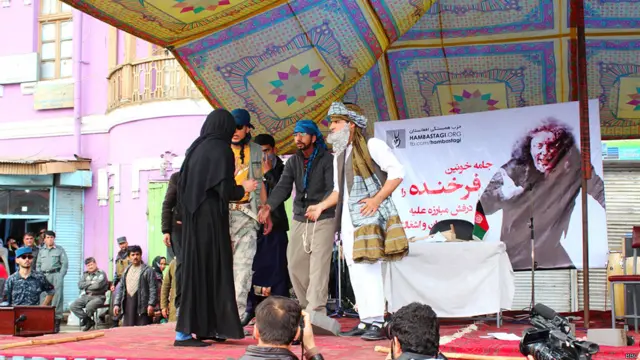 کابل کې د فرخندې د وژل کېدو په ځای کې یوشمېر مدني فعالان راغونډ شوي وو او د هغې د وژل کېدو د یوه کال پوره کېدو مراسم یې ولمانځل.