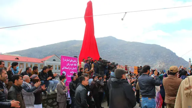 نژدې دوه مياشتې وړاندې د بشري حقوقو د څار سازمان هم د فرخندې د محاکمې په بهير نيوکه کړې او هغه يې " نيمگړې" بللې وه.