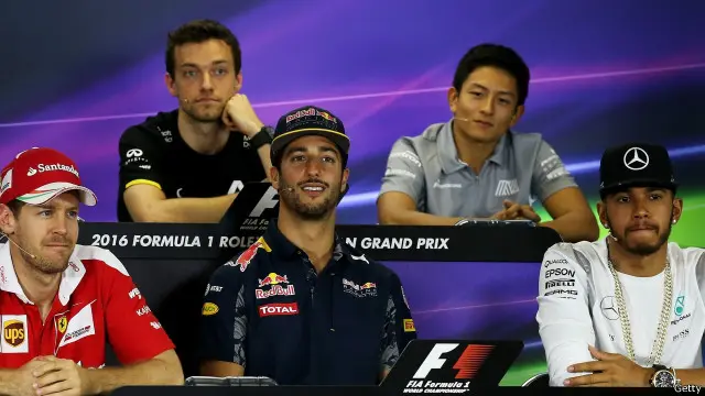 Para pembalap F1, termasuk Rio Haryanto, menjawab pertanyaan wartawan.