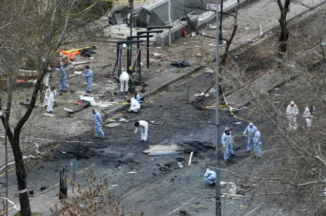 Эксперты исследуют место взрыва в Анкаре