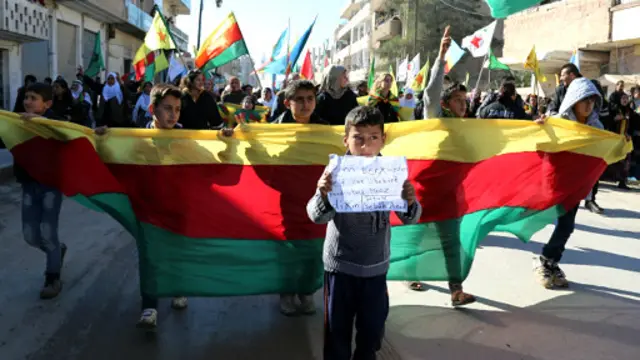 با توجه به ضعف دولت مرکزی سوریه، کردها در مناطق تحت تسلط خود از اختیارات وسیعی برخوردار هستند