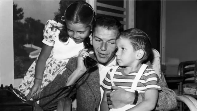 Frank Sinatra cùng con gái Nancy và con trai Frank Junior