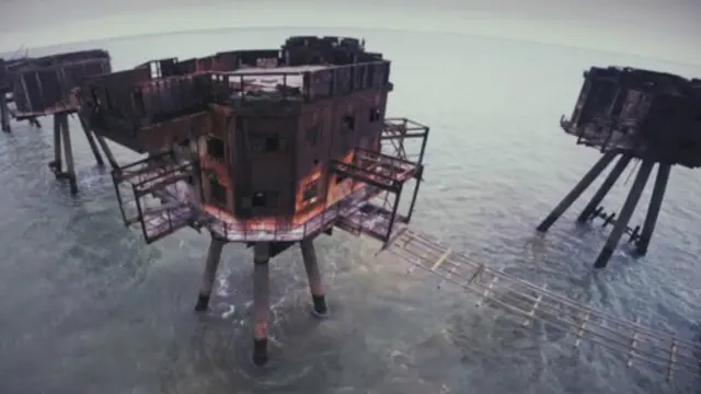 默恩塞尔堡垒从海洋中拔地而起。(图片来源:BBCW)