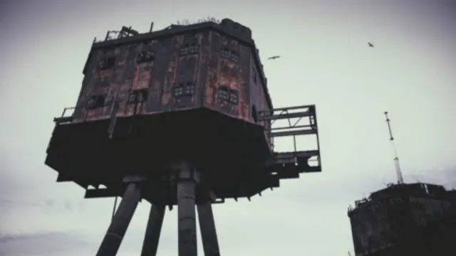 这些堡垒就像电影《世界大戰》(War of the Worlds)或者凯文·科斯特纳(Kevin Costner)的《水世界》(Waterworld)留下的遗迹。(图片来源:BBCW)