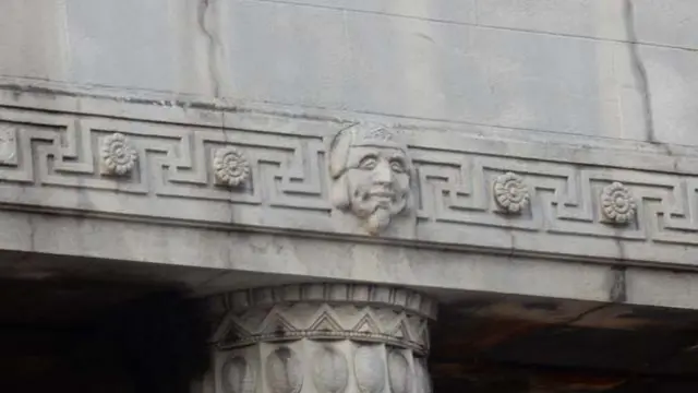 台湾的土地银行台南分行外墙上有日本福神面相装饰,旁边则是可以清楚看到象征日本的菊花徽饰