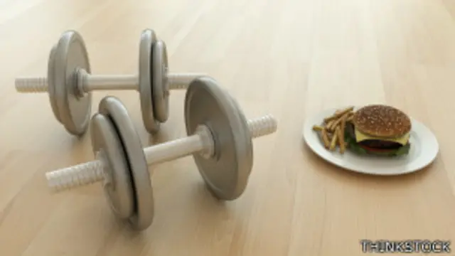 La teoría del balance energético se basa en el equilibrio de calorías consumidas y quemadas.