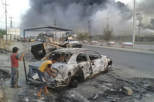 Salah satu serangan pasukan koalisi pimpinan AS menghancurkan sebuah rumah di Mosul, Irak, yang menyimpan uang sekitar US$150 juta.