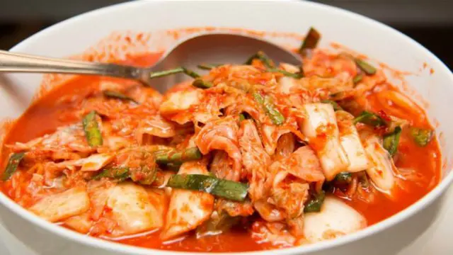 El kimchi es un plato tradicional coreano hecho de col fermentada y otros vegetales.