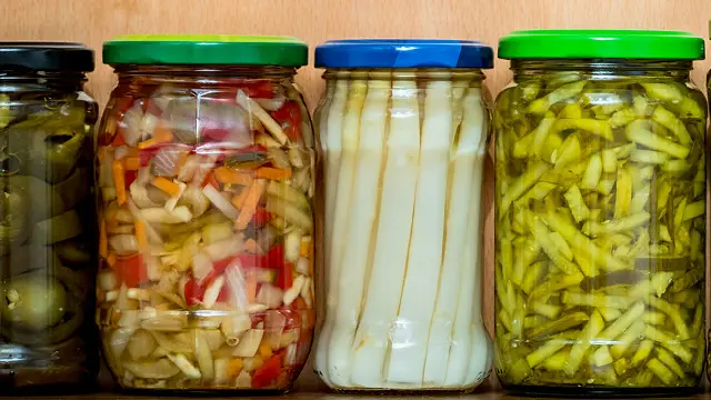 A veces se utiliza sólo sal, pero también se hacen con vinagre y especias, y hasta con azúcar, que también es un preservativo.