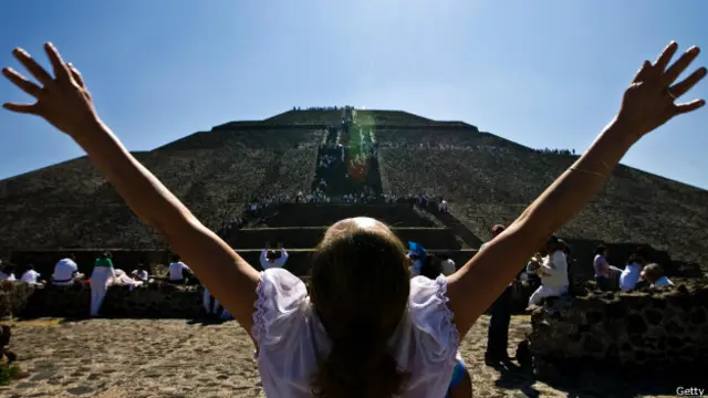 Adamlar əllərini qaldırmaqla gecə-gündüz bərabərliyi gətirən Günəşdən pay alırlar.