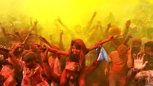 Holi qəməri təqvimdə bədirlənmiş Ayın son günündə qeyd olunur