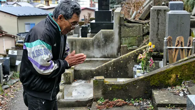 Yaponlar gecə-gündüz tarazlığı günündə qəbristanlığa gedir, ətirli şamlar və çiçəklər düzür və dua edirlər