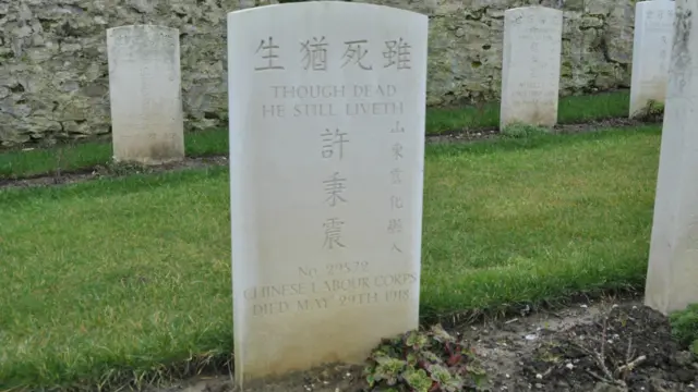 在法国的中国劳工军团成员墓上刻有英文的“英名千古”、“流芳百世”等悼辞，中文（或英文）的姓名籍贯，英文的所属（部队）个人编号和死亡时期。有些中国劳工军团墓园里也能看到几位隶属这个军团的英军士兵（军官）墓。