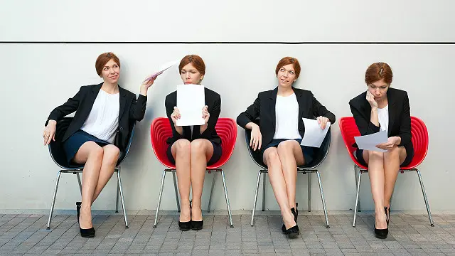 Una mujer esperando por una entrevista de trabajo