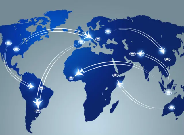 Un mapamundi con una imagen de un avión iendo de un lado a otro