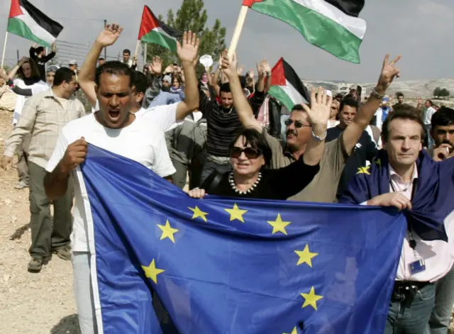 شرکت یک مقام اتحادیه اروپا در تظاهراتی در کرانه باختری به حمایت از فلسطینیان