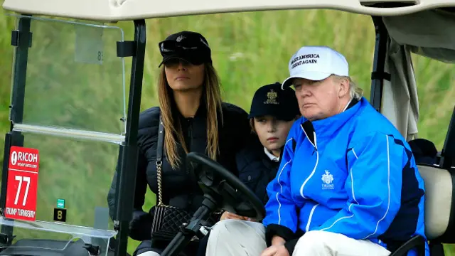 Donald Trump, su esposa Melania y su hijo menor Barron