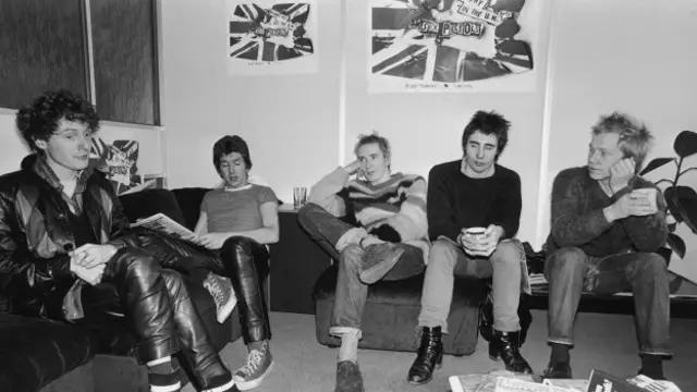 На фото слева направо: Малкольм Макларен, Стив Джонс, Джонни Роттен, Глен Мэтлок и Пол Кук