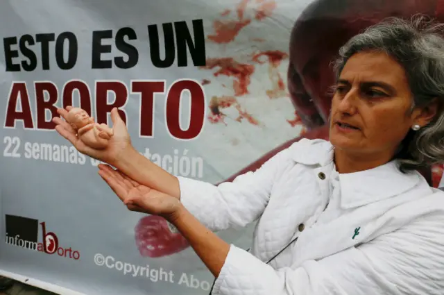 Una mujer se manifiesta en contra de la ley de despenalización del aborto en Chile.