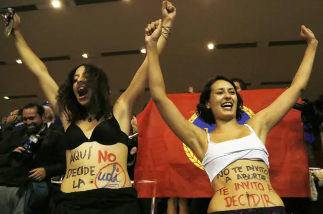 Dos jóvenes manifestantes a favor del aborto celebran la votación favorable en la Cámara de Diputados.
