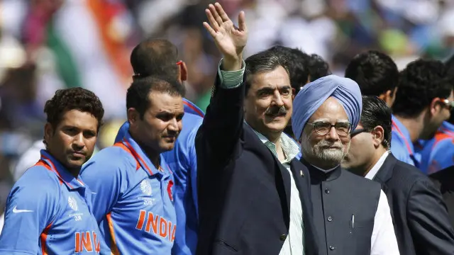 سنہ 2011 کے عالمی کپ کا سیمی فائنل دیکھنے کے لیے بھارتی وزیراعظم من موہن سنگھ اور پاکستانی وزیراعظم یوسف رضا گیلانی موہالی کے سٹیڈیم میں موجود تھے