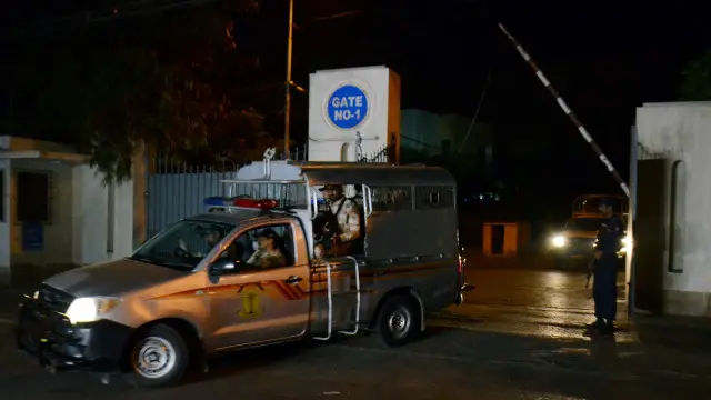 سابق صدر کی بیرون ملک روانگی سے قبل کراچی میں ان کی رہائش گاہ کے باہر سکیورٹی کے سخت اقدامات کیے تھے