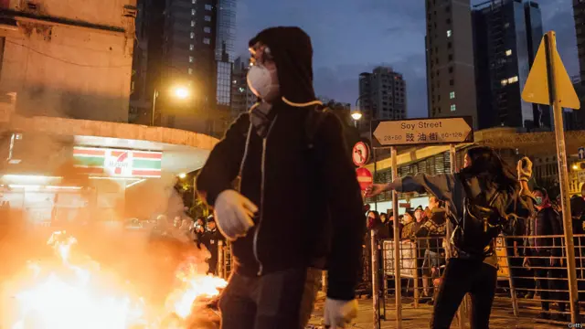 年初二旺角冲突,示威者掷砖头攻击警察