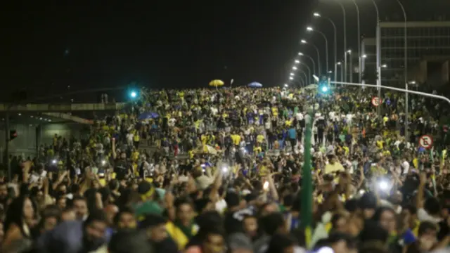 با اعلام برگزاری مراسم تحلیف دا سیلوا هزاران نفر در چند شهر برزیل دست به تظاهرات اعتراضی زدند