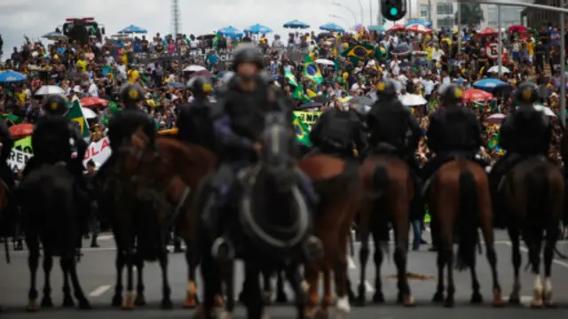 ماموران پلیس ضد شورش مانع از نزدیک شدن تظاهرکنندگان به کاخ ریاست جمهوری شدند