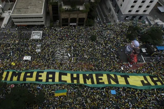 Una pancarta gigantesca reclama el juicio político -impeachment- de la presidenta Dilma Rousseff.