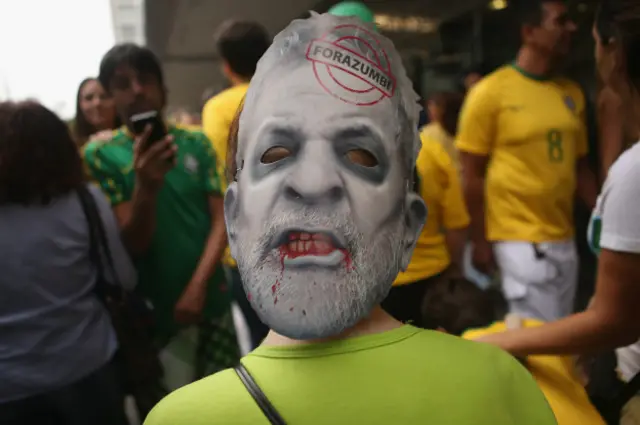 Una máscara de "zombie" del expresidente Lula da Silva 