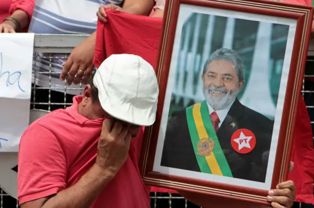 Un simpatizante del gobierno sostiene una fotografía del expresidente Lula