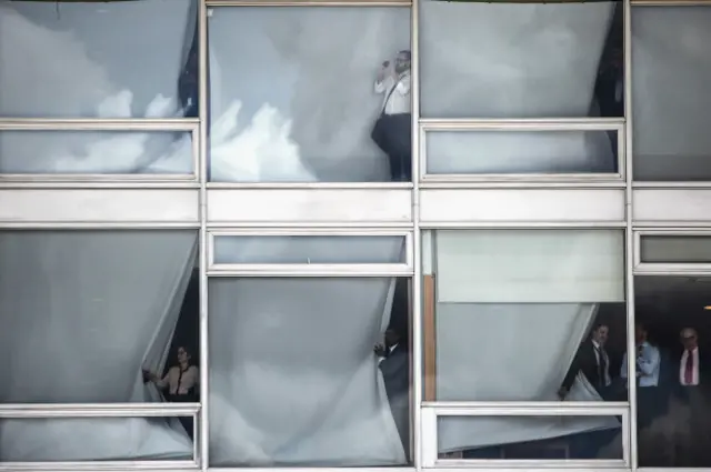 Los trabajadores del palacio de gobierno observaron a los manifestantes desde las ventanas de las instalaciones el pasado miércoles