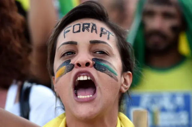 Una mujer grita en contra de la presidenta Dilma Rousseff y Lula da Silva