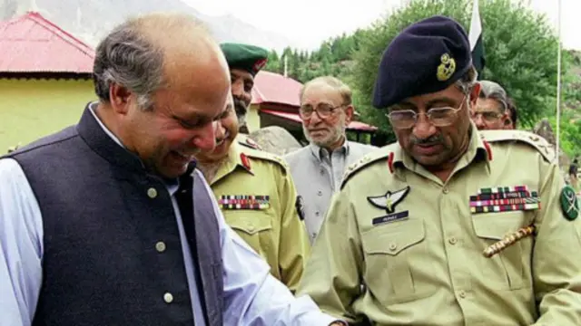 مشرف در مقام رئیس ستاد ارتش همراه نواز شریف (چپ) قبل از کودتای سال ۱۹۹۹