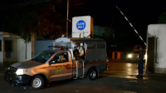 ماموران محافظ مشرف هنگام خروج از محل مسکونی او در کراچی - مشرف به طور ناشناس به فرودگاه رفت