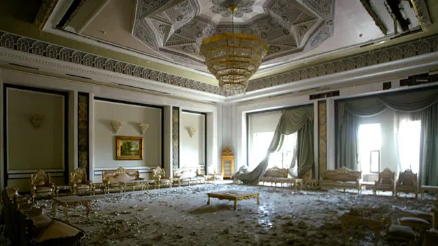 در حالی که بسیاری از مردم عراق در فقر زندگی می‌کردند، صدام حسین به زندگی در برخی از مجلل‌ترین کاخ‌های جهان ادامه می‌داد