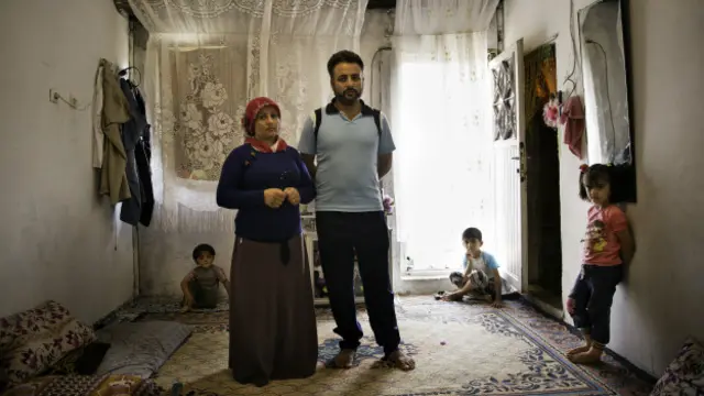 Bazı aileler tenekeden kepenkleri olan depolarda kalıyor.